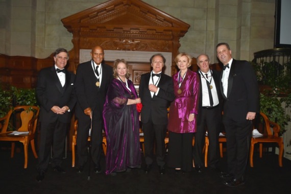 Javier Marías junto al resto de premiados con los Library Lions.