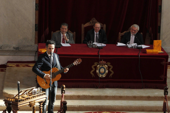 Jorge Drexler en el acto de presentación del volumen «Fonética y fonología»