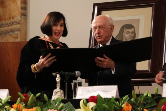 Luce López-Baralt y Jaime Labastida en la entrega del Premio de Ensayo Henríquez Ureña.