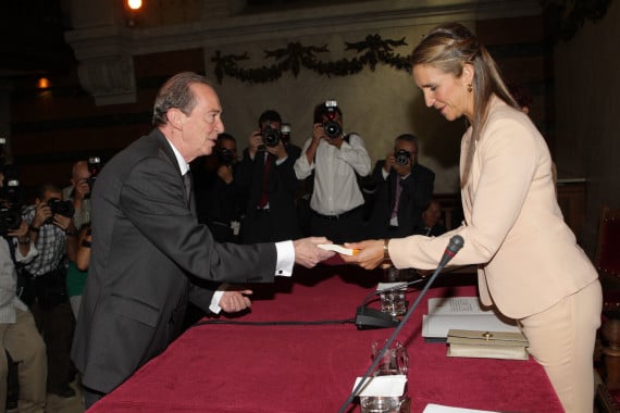 La infanta doña Elena preside la presentación de la Nueva gramática básica de la lengua española.