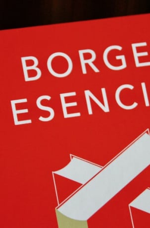 Detalle de la cubierta de «Borges esencial».