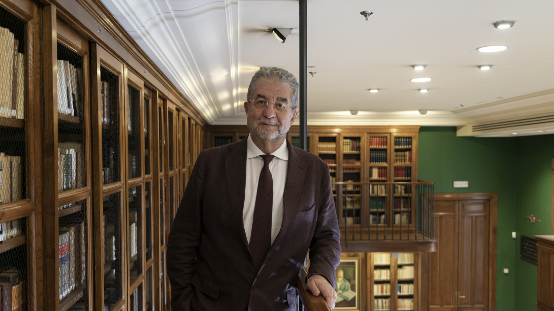 Retrato de José Antonio Pascual en la sala Dámaso Alonso de la RAE