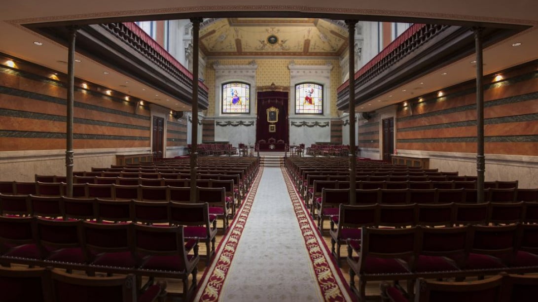 Foto del salón de actos de la RAE