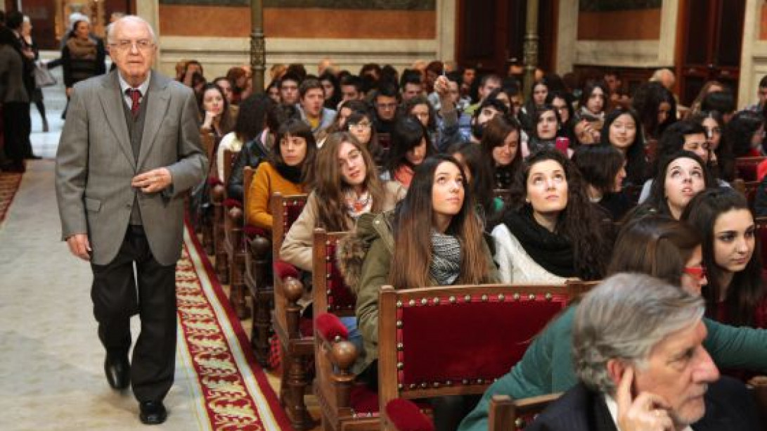 El académico Gregorio Salvador, entrando en el salón de actos de la RAE. (Foto: Santi Burgos / El País)