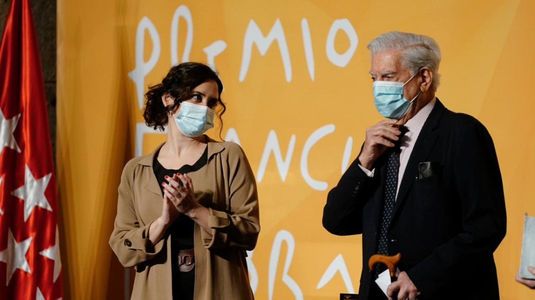 La presidenta de la Comunidad de Madrid, Isabel Díaz Ayuso, entrega el Premio Francisco Umbral al académico Mario Vargas Llosa (foto: CAM)