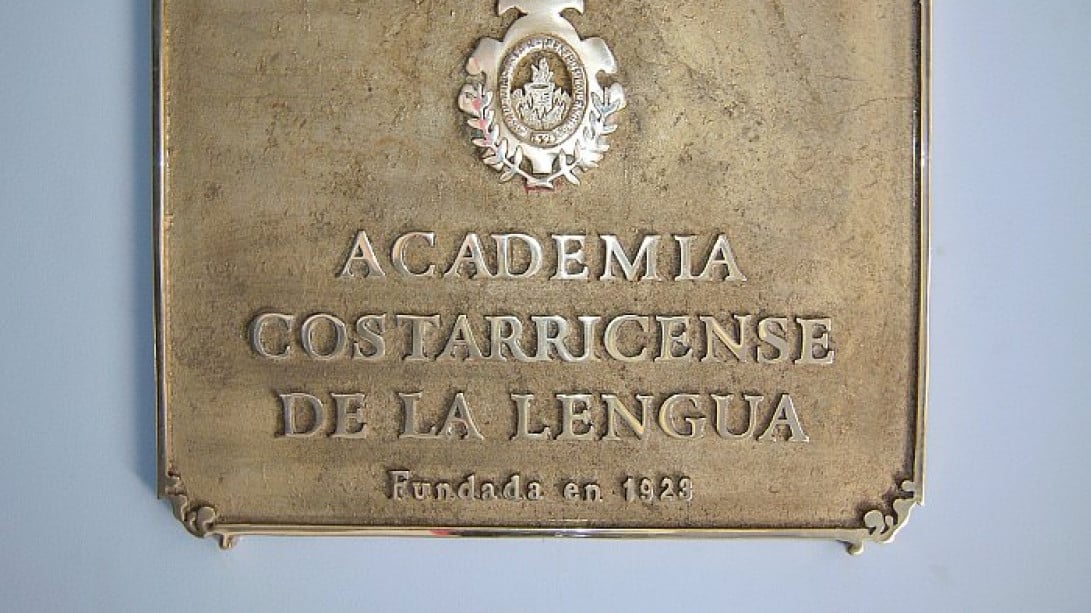 Placa en bronce, del vestíbulo de la Academia Costarricense de la Lengua (foto: ACL)