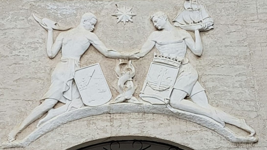 Detalle de la fachada de la Academia Ecuatoguineana