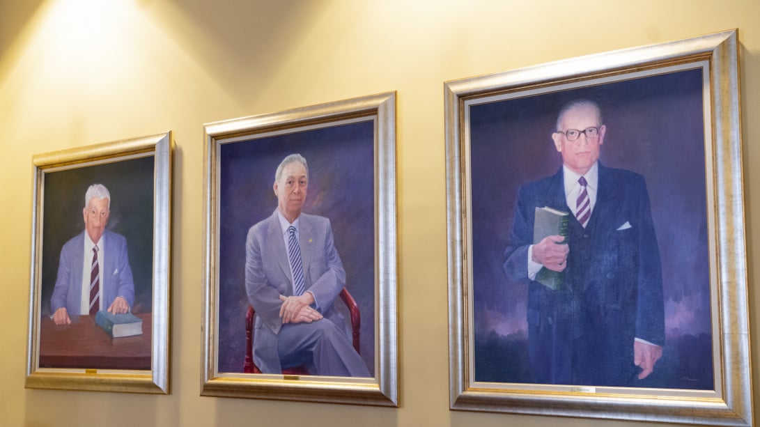 Retratos de los secretarios generales de la ASALE en la Biblioteca de la Asociación (foto: RAE)