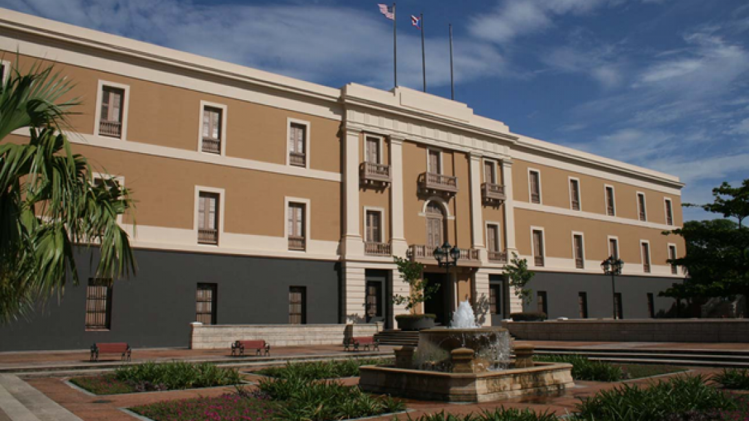Fachada del Cuartel de Ballajá, sede de la Academia Puertorriqueña de la Lengua Española.