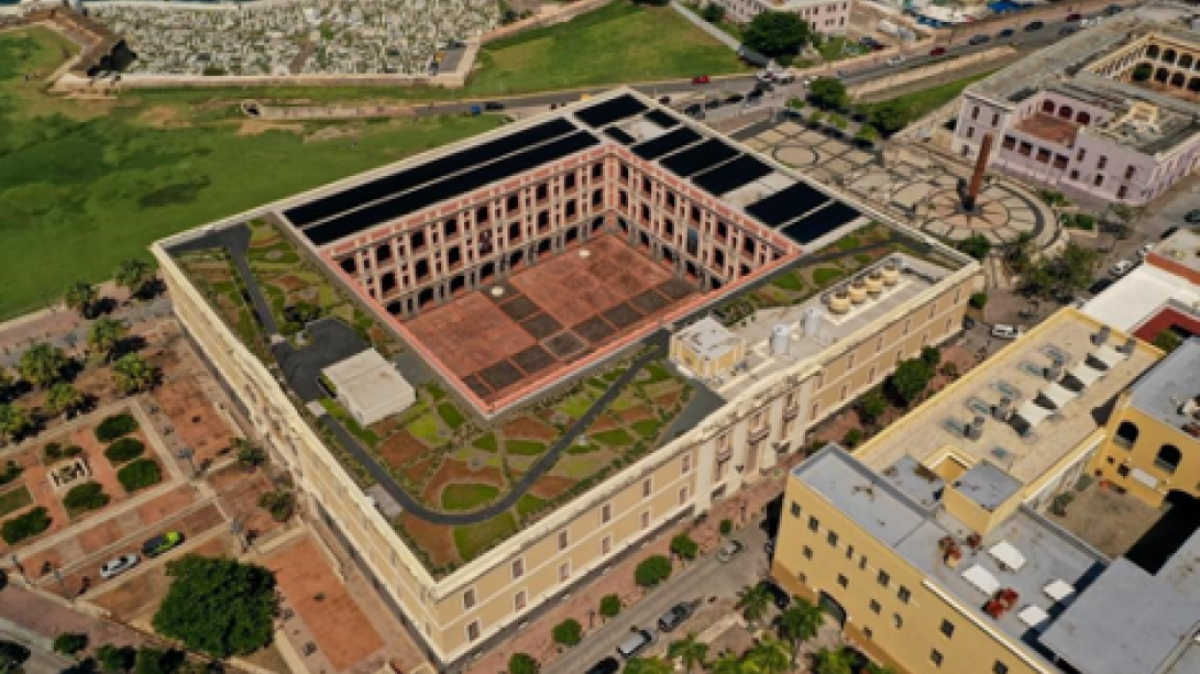 Foto aérea del Cuartel de Ballajá, sede de la Academia Puertorriqueña de la Lengua Española (Foto: Javier Olmeda)