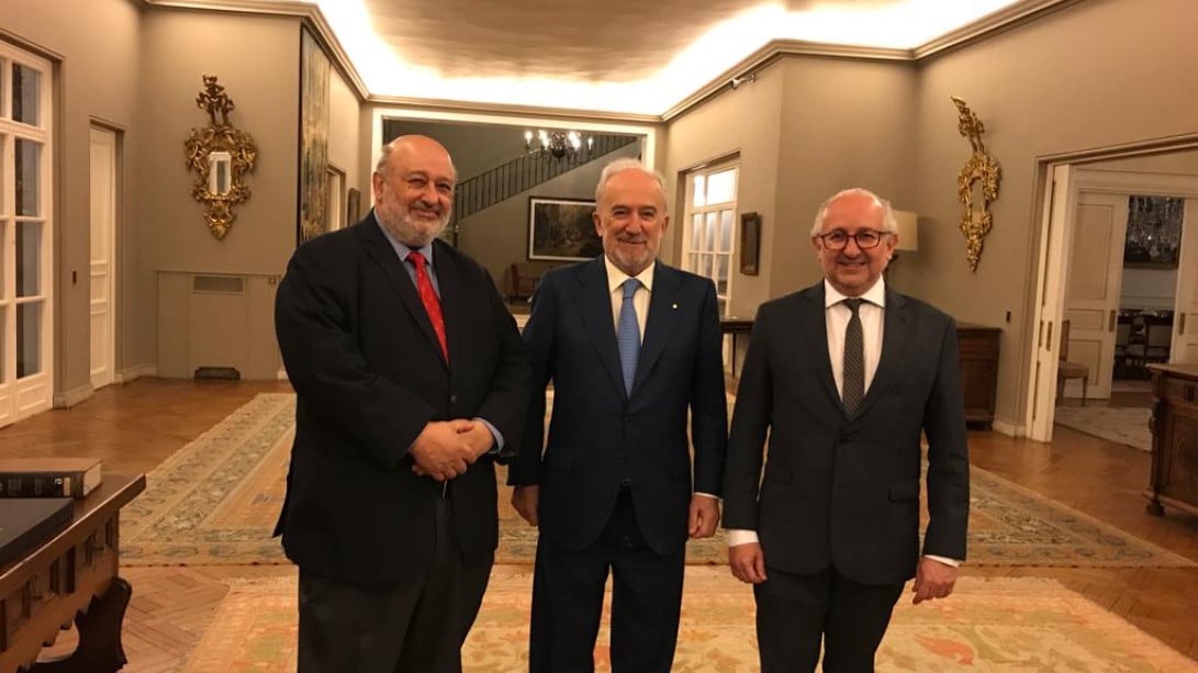 El presidente de la Academia Nacional de Letras de Uruguay, Wilfredo Penco, el director de la RAE, Santiago Muñoz Machado; y el ministro de Educación y Cultura, Pablo da Silveira.