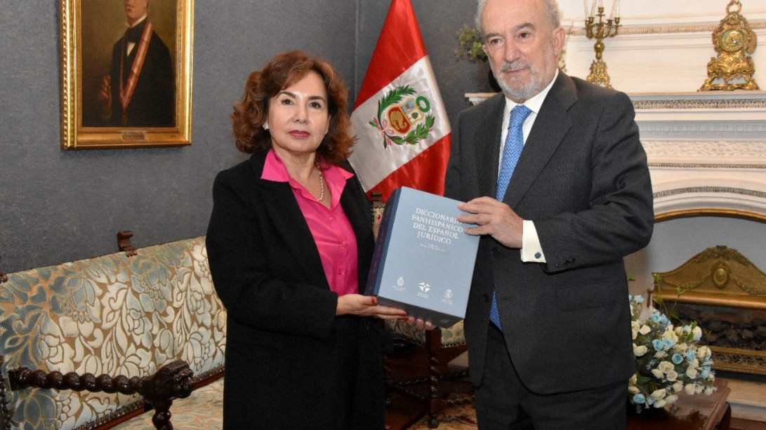 El director de la RAE obsequia a la presidenta del Poder Judicial con un ejemplar del «Diccionario Panhispánico del Español Jurídico».