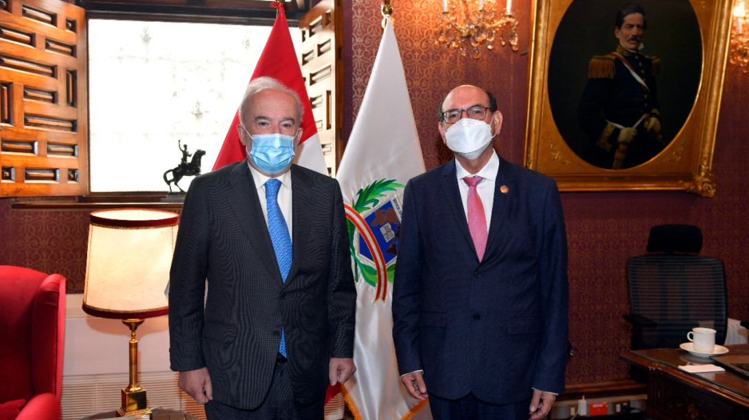 El director de la RAE y el canciller del Perú