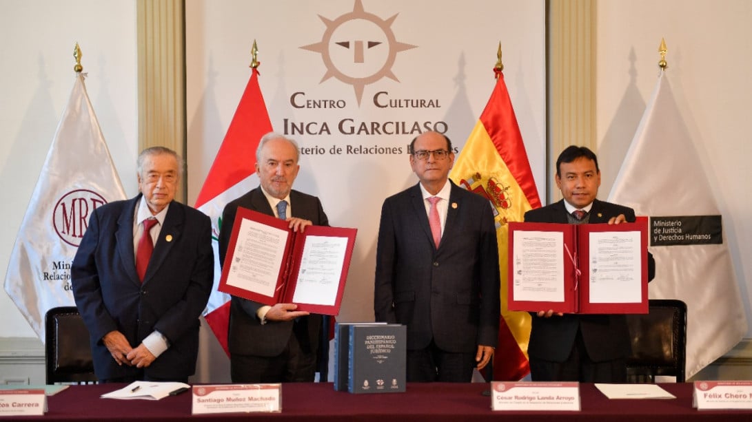 Marco Martos, presidente de la Academia Peruana de la Lengua; Santiago Muñoz Machado, director de la RAE; César Landa, canciller de Perú; y Félix Chero, ministro de Justicia.