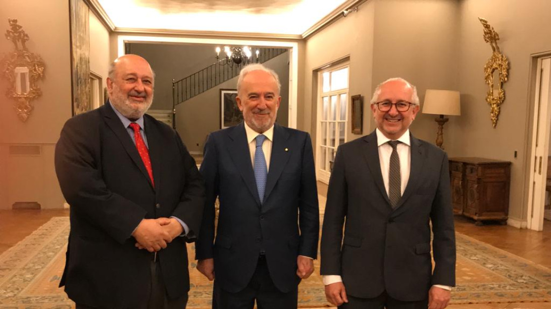 El presidente de la Academia Nacional de Letras de Uruguay, Wilfredo Penco; el director de la RAE, Santiago Muñoz Machado; y el ministro de Educación y Cultura, Pablo da Silveira.