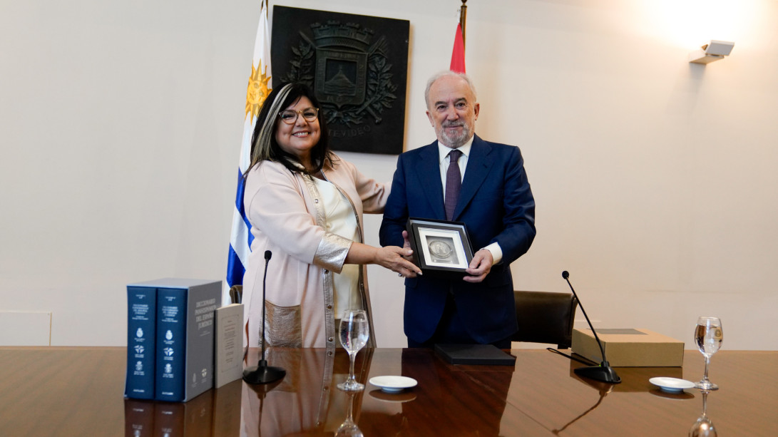 Santiago Muñoz Machado y María Inés Obaldía, directora de Cultura de la ciudad de Montevideo (foto: Intendencia de Montevideo)