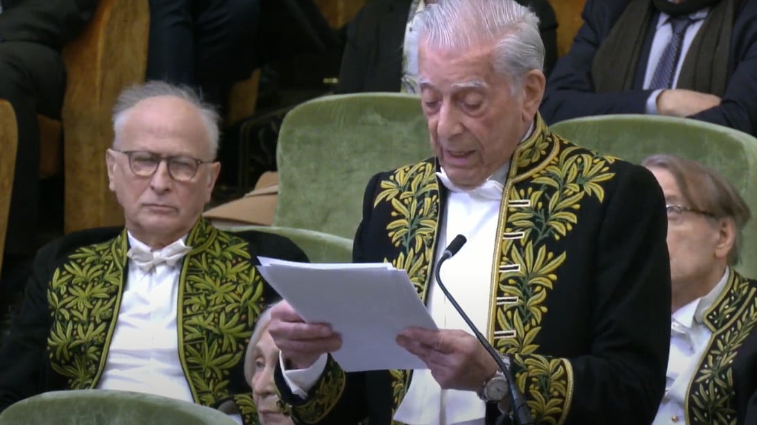 Mario Vargas Llosa en la ceremonia de ingreso en la Academia Francesa