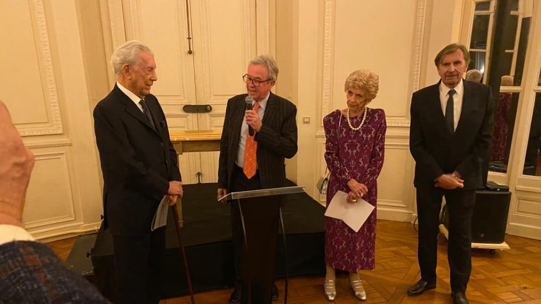 Mario Vargas Llosa en la entrega de la espada ceremonial