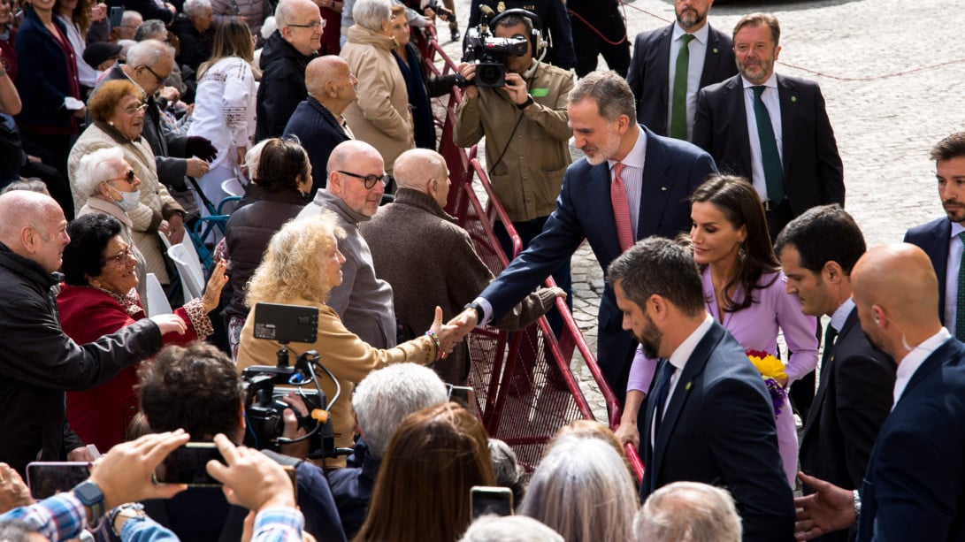 Los reyes a su llegada al Teatro Falla de Cádiz (foto: Antonio Montiel)