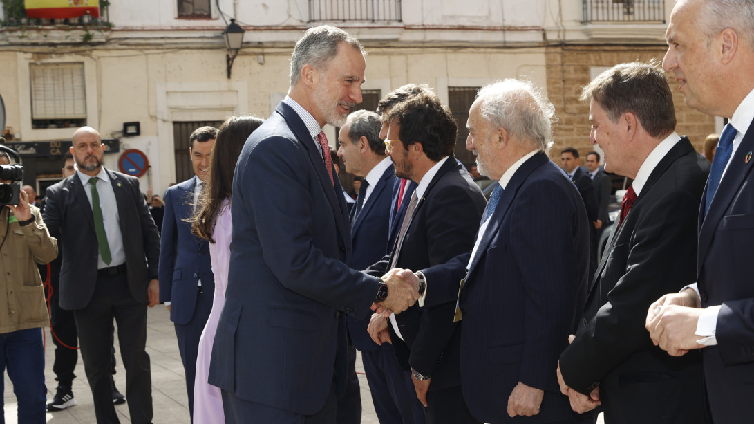 El rey saluda al director de la RAE y presidente de la ASALE (foto: Casa Real)