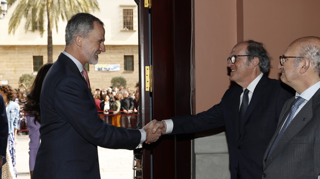 El rey saluda al defensor del Pueblo (foto: Casa Real)