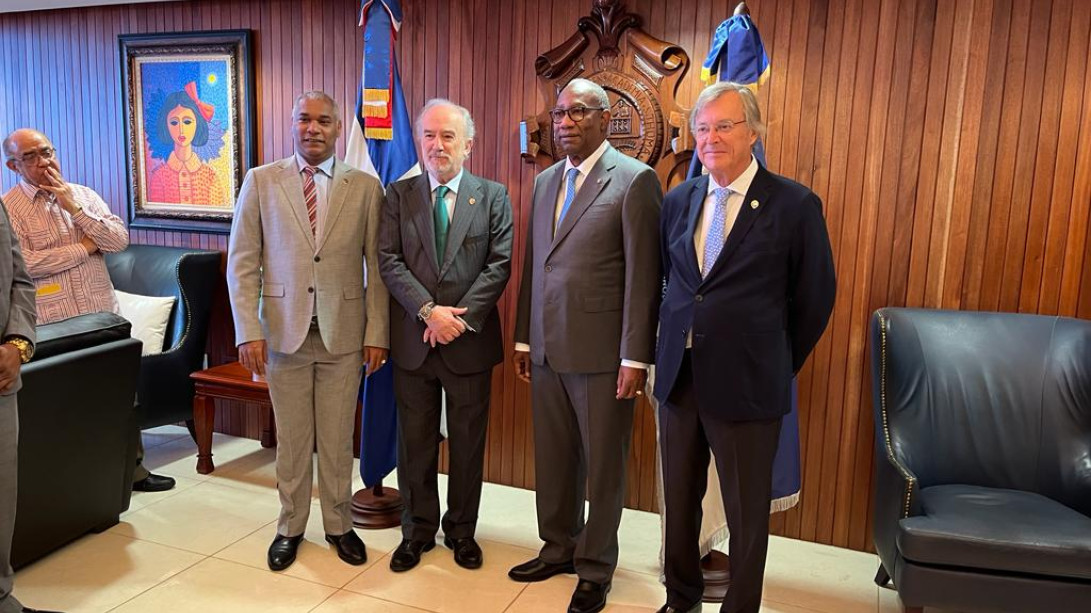 Acto de recepción de las autoridades de la Universidad Autónoma de Santo Domingo (UASD) al presidente de la ASALE y director de la RAE