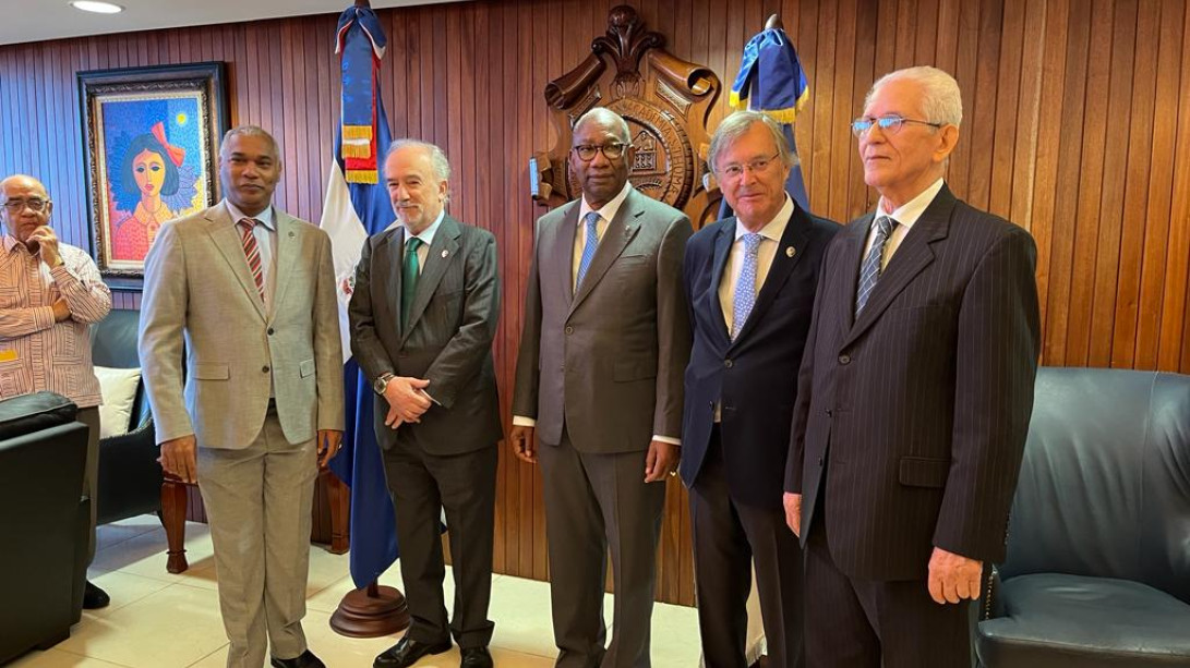 Acto de recepción de las autoridades de la Universidad Autónoma de Santo Domingo (UASD) al presidente de la ASALE y director de la RAE