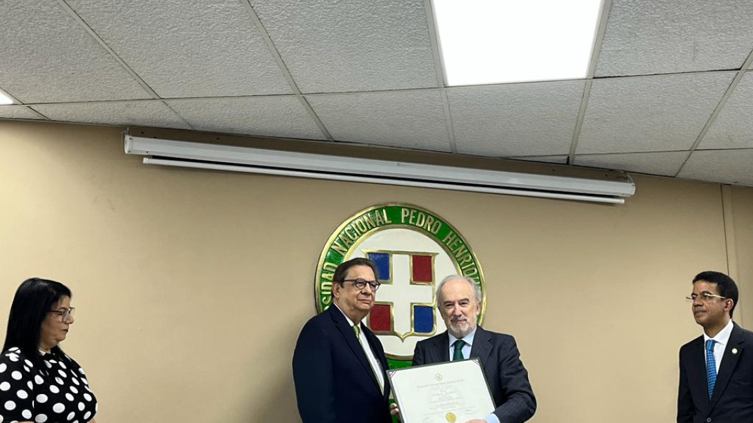 Reunión con el rector de la Universidad Nacional Pedro Henríquez Ureña (UNPHU) y acto de reconocimiento del presidente de la ASALE y director de la RAE como «Profesor Honorario»