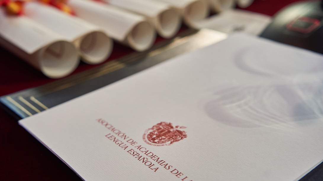 Diplomas de los alumnos del XXIV curso de la Escuela de Lexicografía Hispánica