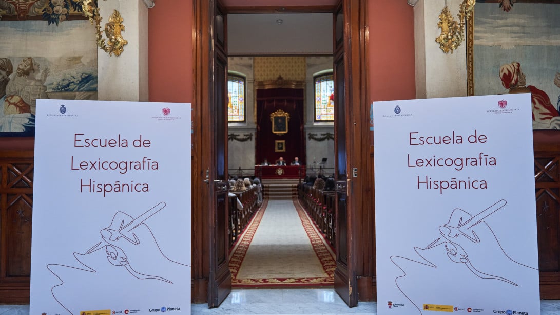 Entrada al salón de actos de la Academia