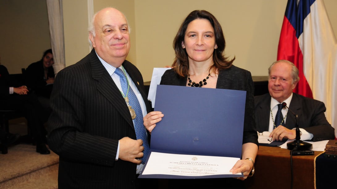 Alfredo Matus y M.ª Teresa Cárdenas, premio Alejandro Silva de la Fuente. Foto: Academia Chilena de la Lengua.