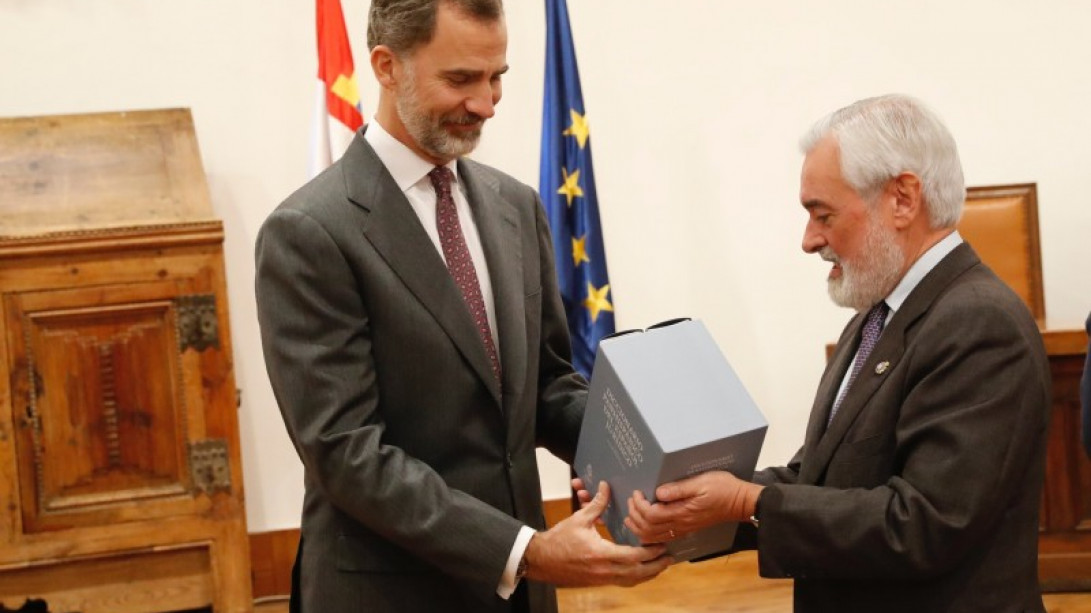 Darío Villanueva entrega al rey el «Diccionario panhispánico del español jurídico». Foto: © Casa de S.M. el Rey