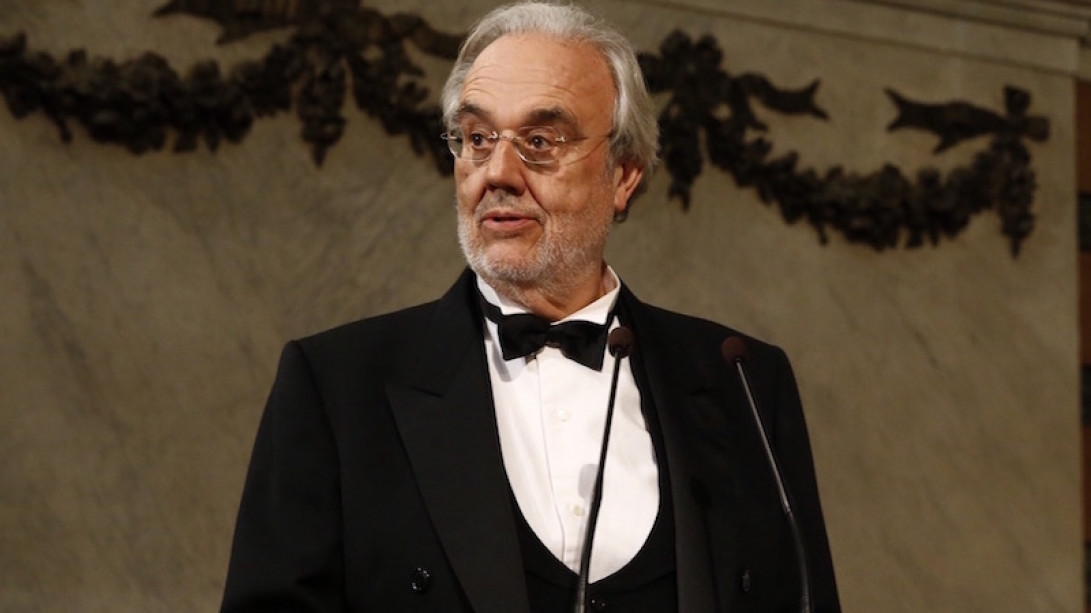 Manuel Gutiérrez Aragón durante la lectura de su discurso de ingreso.