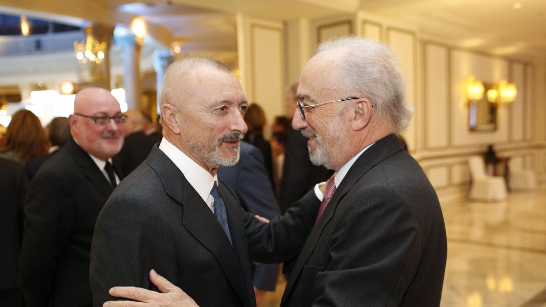 El director de la RAE, Santiago Muñoz Machado, saluda a Arturo Pérez-Reverte (foto: El Mundo)