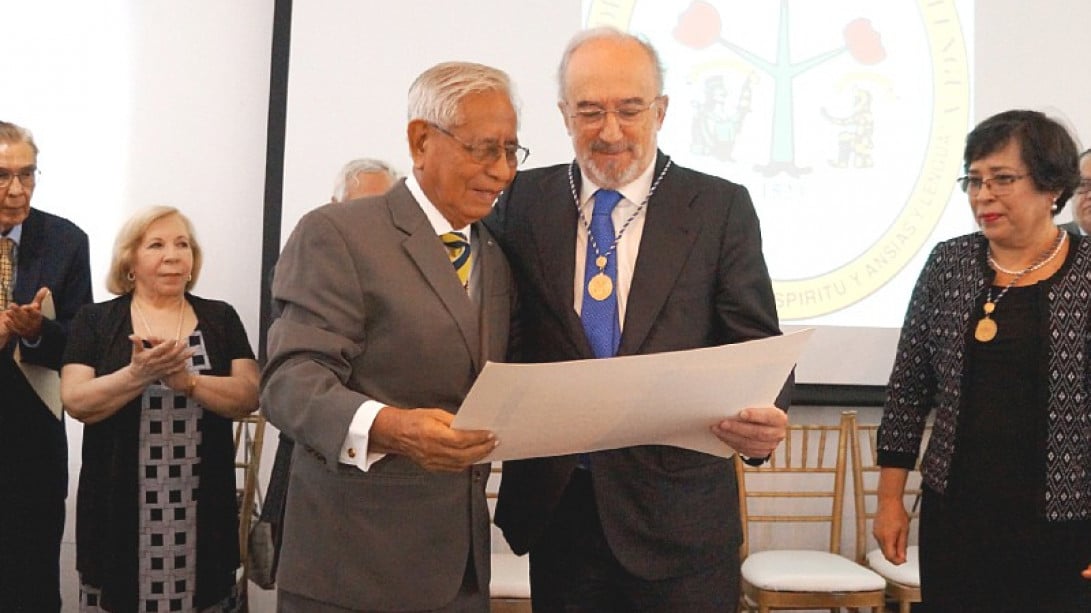 Francisco Arellano Oviedo, presidente de la ANL, y María Auxiliadora Rosales, secretaria de la Junta Directiva, entregan al director de la RAE, Santiago Muñoz Machado, un diploma de acreditación como académico honorario de la ANL (foto: ANL)