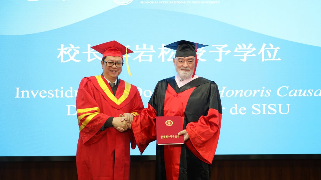 Darío Villanueva, investido doctor «honoris causa» por la Universidad Internacional de Shanghái. En la foto, con el rector (foto: SISU)