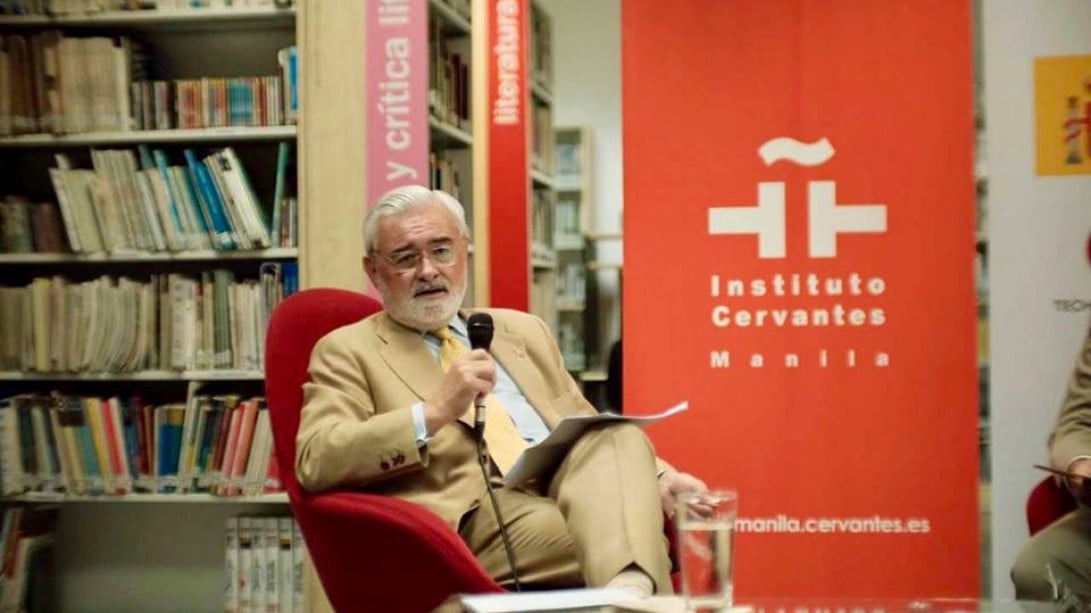 Darío Villanueva imparte una conferencia en el Instituto Cervantes de Manila.