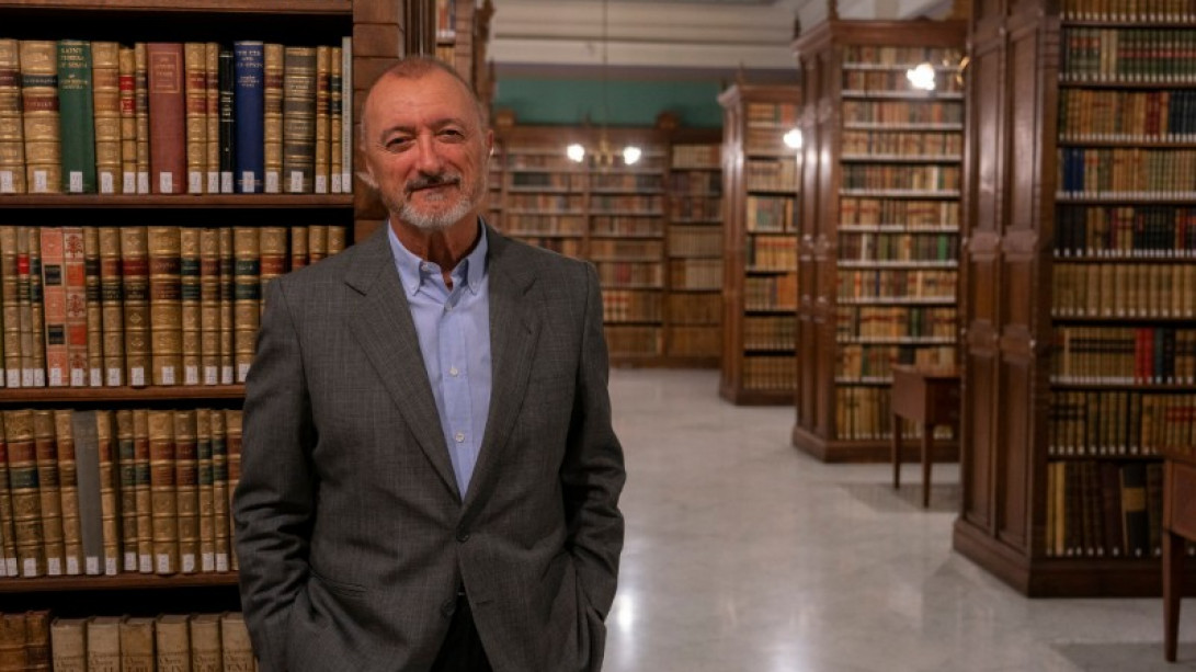 Arturo Pérez-Reverte en la biblioteca de la RAE (foto: RAE)