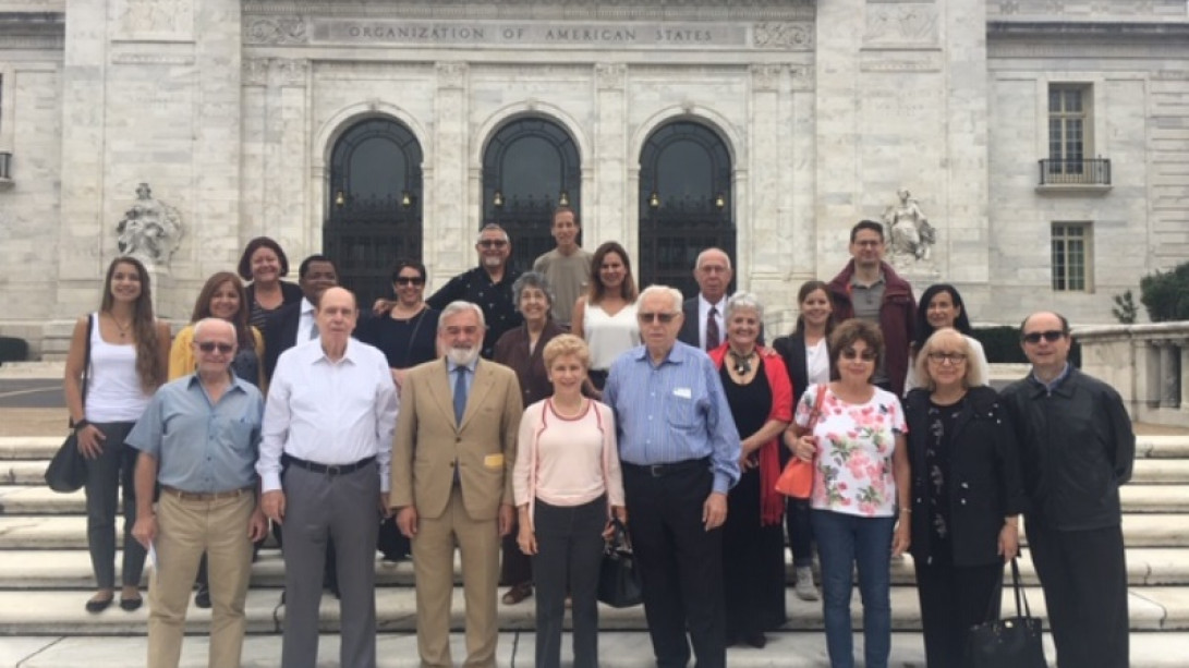 Darío Villanueva junto a los académicos norteamericanos y participantes al congreso.