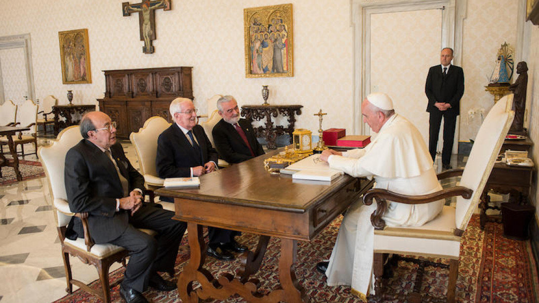 El papa con los académicos García de la Concha (centro), Darío Villanueva y Francisco Rico. Foto: Servicio Fotográfico Vaticano.