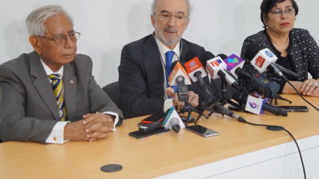 Francisco Arellano Oviedo, presidente de la ANL, Santiago Muñoz Machado, director de la RAE, y María Auxiliadora Rosales, secretaria de la Junta Directiva (foto: ANL)