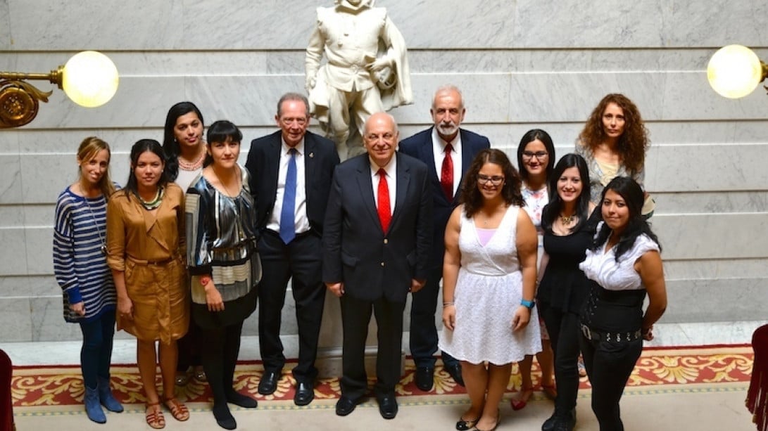 Alumnas del curso 2013-2014 de la ELH con los directores de la RAE y de la Academia Chilena de la Lengua, acompañadas del académico Salvador Gutiérrez, director adjunto de la Escuela, y de su jefa de estudios, Loreto Verdú.