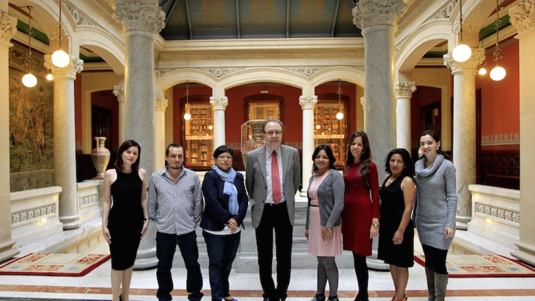 El director ejecutivo de la ELH, Pedro Álvarez de Miranda, con los estudiantes del curso 2014-2015.