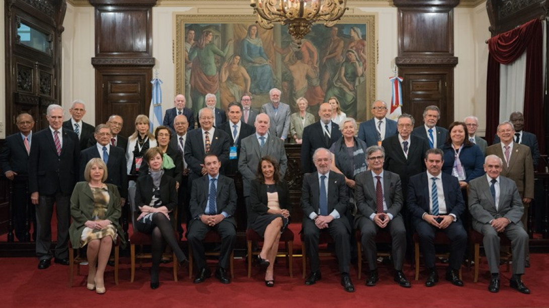 Foto de familia de la autoridades.