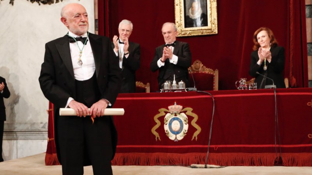 Carlos García Gual tras recibir la medalla y el diploma de la RAE.