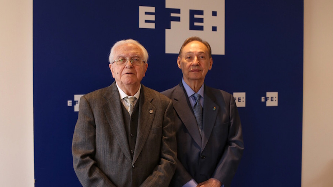 Gregorio Salvador y Humberto López Morales antes del acto de homenaje. Foto: EFE.