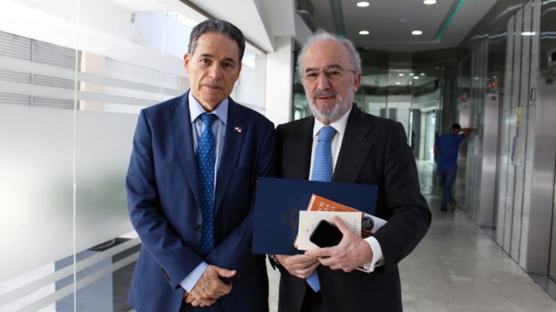 El director de la Academia Panameña de la Lengua, Arístides Royo, y el director de la RAE, Santiago Muñoz Machado (foto: APL)