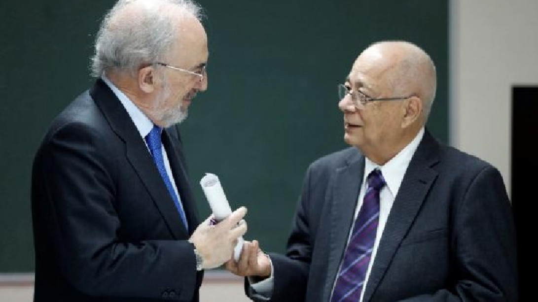 El director de la RAE y presidente de la ASALE, Santiago Muñoz Machado, y el director de la Academia Cubana de la Lengua, Rogelio Rodríguez Coronel (foto: EFE)