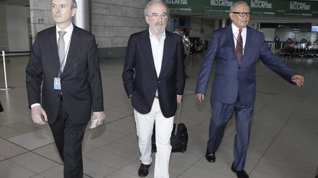 Reciben al director de la RAE el embajador de España, Guillermo Kirkpatrick y el director de la Academia Hondureña de la Lengua, Juan Ramón Martínez (foto: AHL)