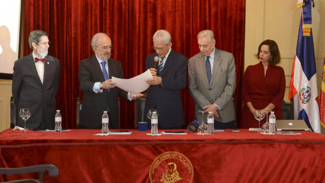 Muñoz Machado, investido como miembro correspondiente de la Academia Dominicana de la Lengua por su director, Bruno Rosario Candelier (foto: Academia Dominicana de la Lengua)